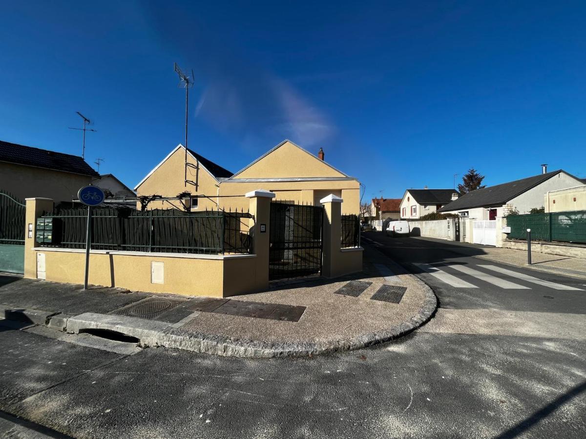 Studios au quartier pavillonnaire rue d Ambert Orléans Extérieur photo